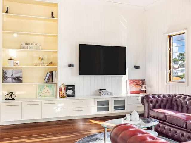 Queenslander w/ large and comfy Patio/ family Home