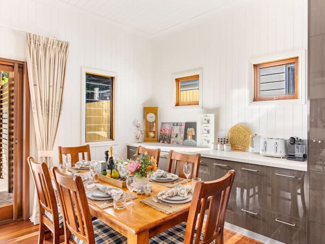 Queenslander w/ large and comfy Patio/ family Home gallery image 3