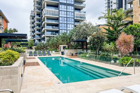 Top Airbnb: Beach front luxury with two carparks, pool, gym in Burleigh Heads