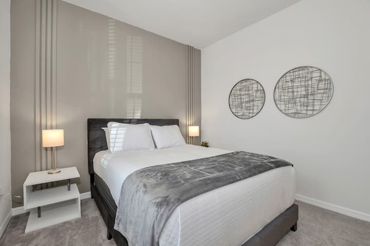 Udobna spavaća soba u kući u nizu u Davenportu na Floridi - ima bračni krevet - Udoban smještaj s plišanim krevetom, savršen za opuštanje - Prostrana spavaća soba s udobnošću i stilom