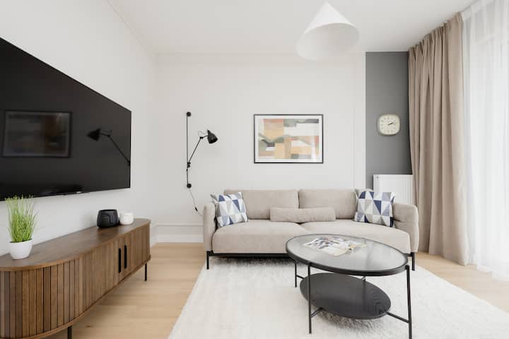 Дневна соба со масичка за кафе.