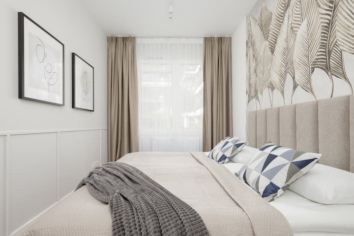 Спална соба со голем брачен кревет (широк 110-124 см).