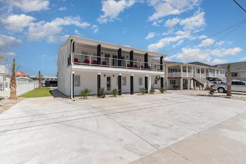 Seaward: Spacious Beachside Retreat w/ Pool & Putt
