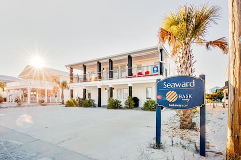 Seaward: Beachside Retreat, Pool & Putting Green