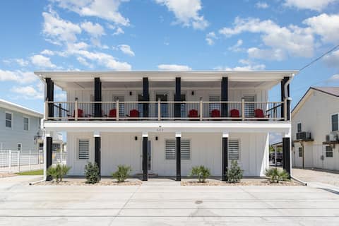 Seaward: Spacious Beachside Retreat w/ Pool & Putt