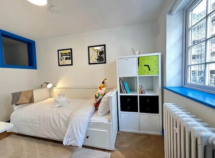 卧室很漂亮。这张床可以打开，适合2人入住。