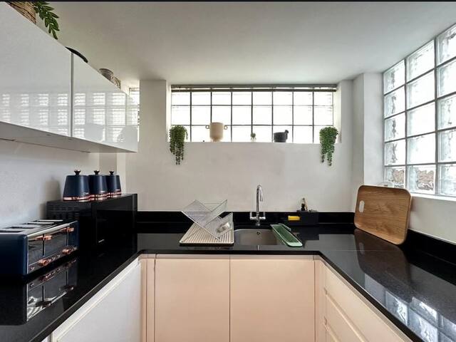 House – 4 ensuite bedrooms with AC, Notting hill. gallery image 4