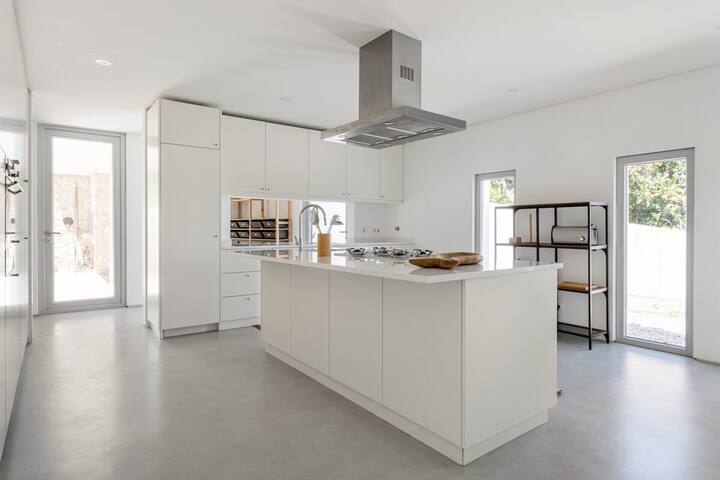 GuestReady – Exquisite villa with Pool & Parking gallery image 3