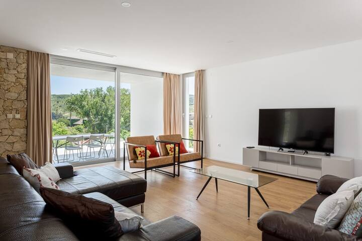 GuestReady – Exquisite villa with Pool & Parking gallery image 2