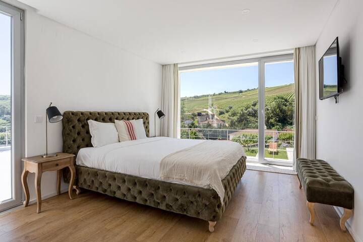 GuestReady – Exquisite villa with Pool & Parking gallery image 4