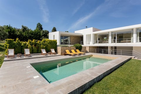 GuestReady - Exquisite villa with Pool & Parking