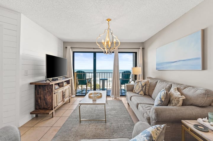 Obývací priestor s výhľadom na záliv