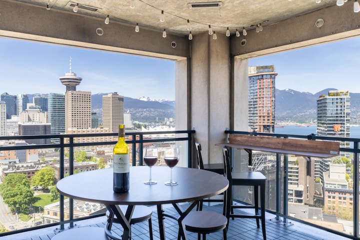 Stylish & Bright Downtown Haven: Breathtaking View