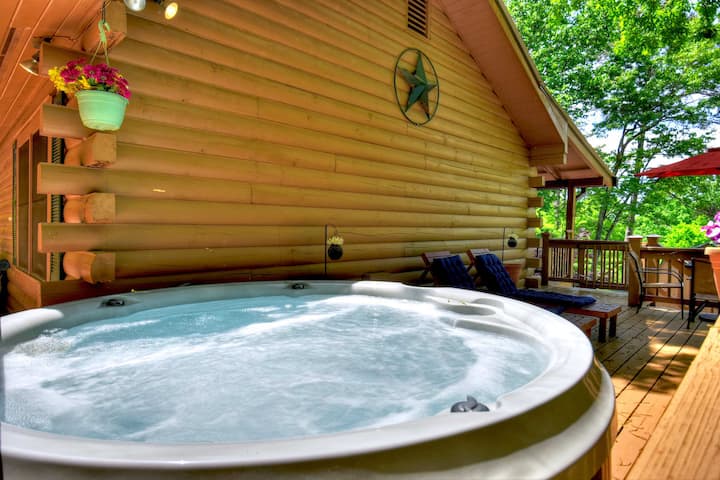 Cozy Rustic Cottage W/hot Tub & Fire Pit Near Lake - Carters Lake, GA