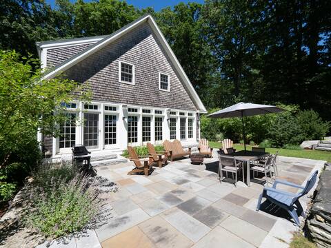Serenity Summit: Hot Tub, Mountain Views, Book Now