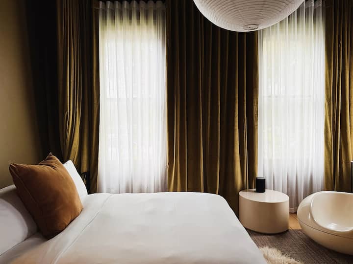 Knjižnica u prizemlju u načinu rada u spavaćoj sobi. (Prije dolaska nam javite želite li da knjižnica bude postavljena za lounge ili spavaću sobu jer je gosti ne mogu mijenjati). Lounge mode je zadana postavka.