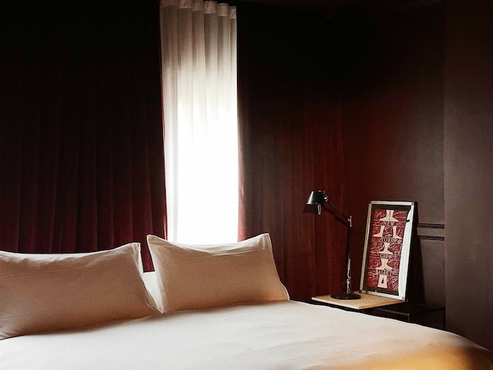 Spavaća soba s šljivama s zavjesama za zamračivanje, bračnim krevetom, pripadajućom garderobom, spojenom spavaćom sobom s bračnim krevetom (pogodno za dječju sobu) i vlastitom kupaonicom.