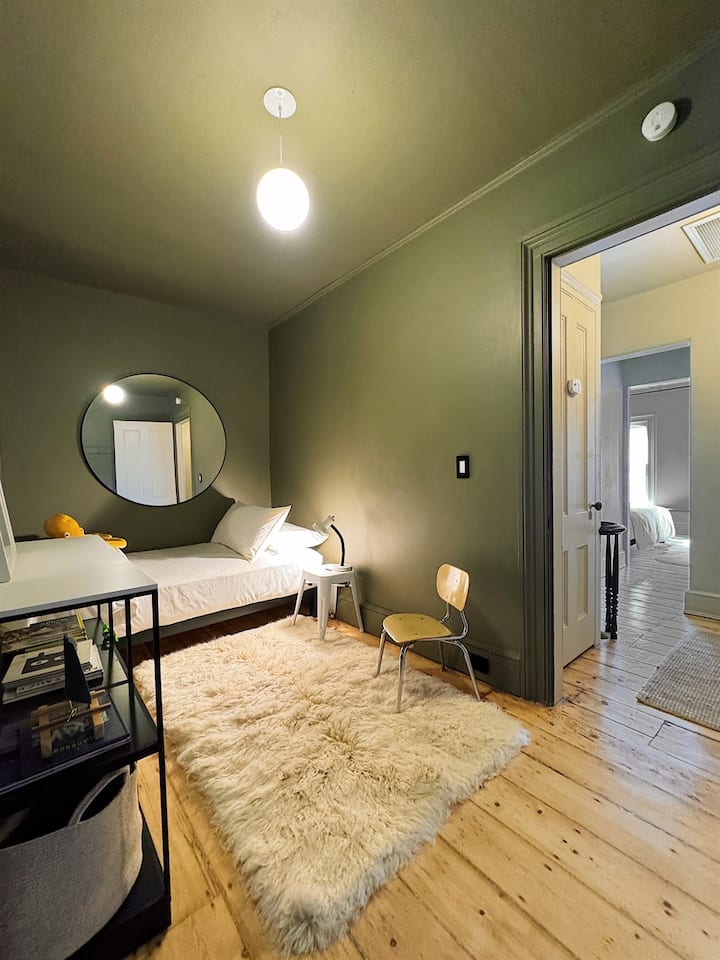 Sage Twin Bedroom/Lounge. Ova se soba nalazi između hodnika i garderobe Plum King, što je čini odličnom kao dječja soba ili dječja soba ili kao salon na katu.