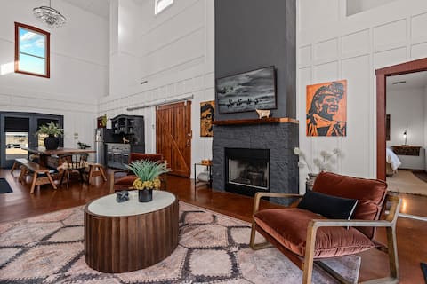 Top Airbnb: Meadows Farmhouse & Cottage - Hot Tub & Fire Pit in Fredericksburg