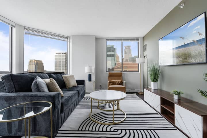 Modern High-rise Condo: Free Parking • Pool • Gym - Marais poitevin