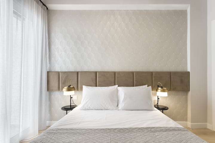 ผ่อนคลายในห้องนอนตกแต่งด้วยโทนสีที่ปิดเสียงและแต่งตัวด้วยเครื่องนอนที่ดีที่สุด - เหมาะสำหรับการนอนหลับที่ยอดเยี่ยม