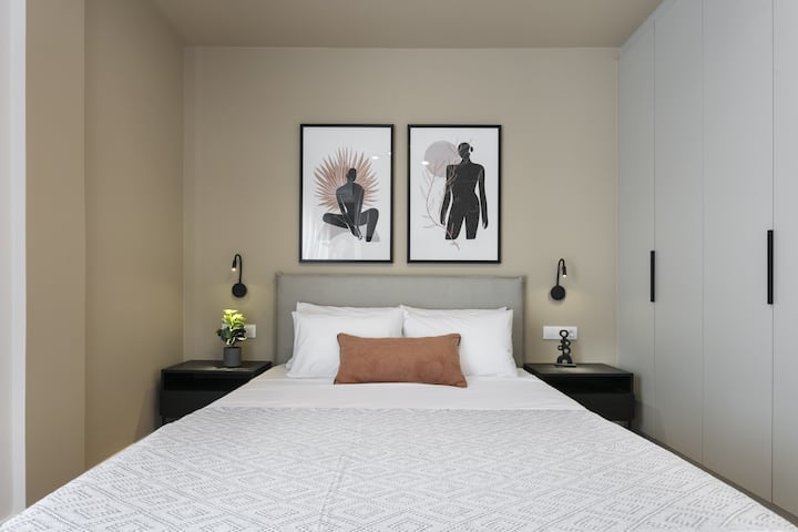 ห้องนอนมีโต๊ะข้างเตียงและโคมไฟอ่านหนังสือเพื่อความสะดวกสบายของคุณ