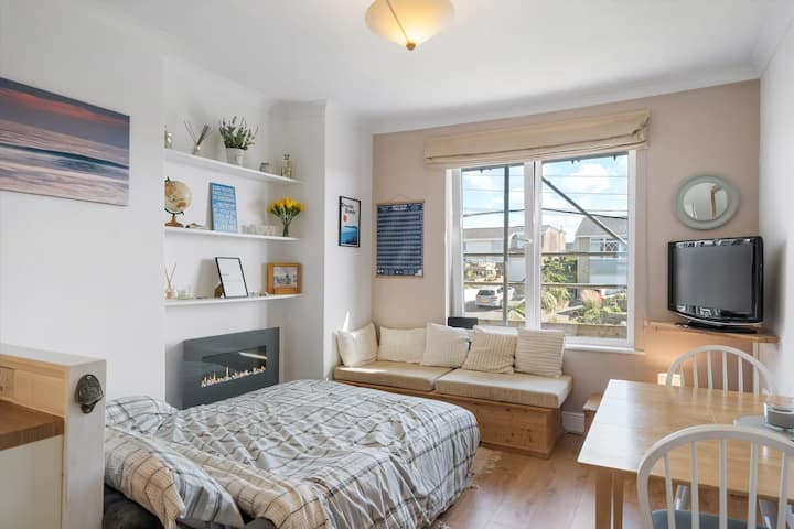 Rozkladacia pohovka veľkosti Kingsize v obývačke