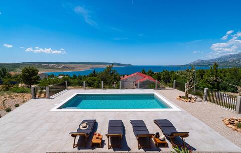 Beautiful home in Rovanjska