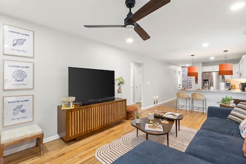 Top performing Airbnb: Top Floor Condo in Heart of Downtown in Wilmington