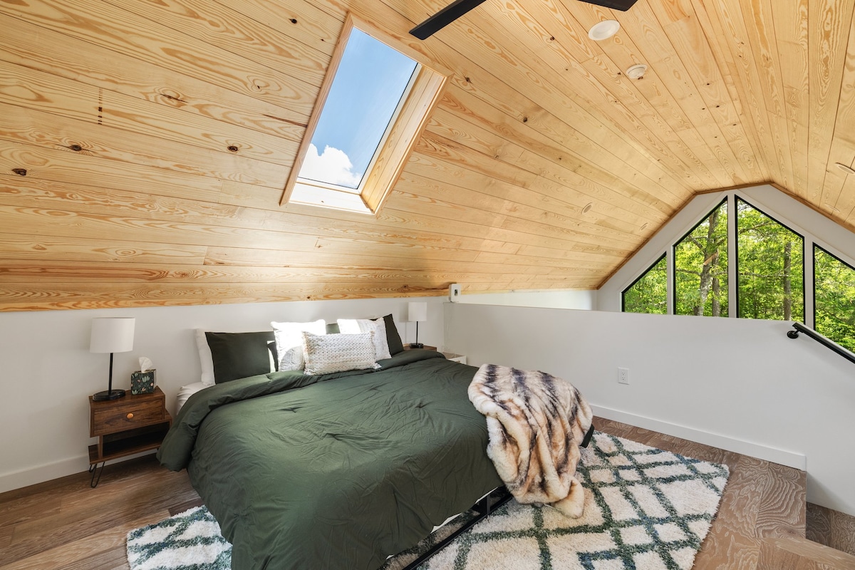 לישון מתחת לכוכבים בחדר השינה המלכותי בלופט, עם חלון מותאם אישית לצפייה בכוכבים מעל המיטה. זה השילוב המושלם של נוחות ופלא. 