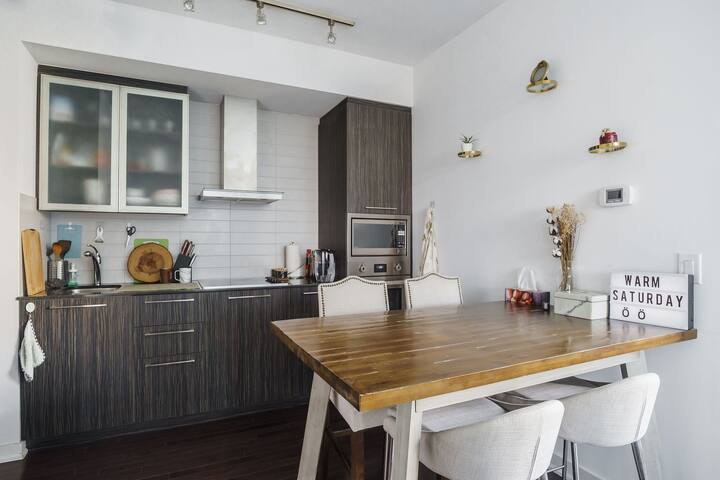 CN Tower Million View 3bdr, 2bath, Parking, for 8 gallery image 3