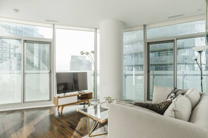 CN Tower Million View 3bdr, 2bath, Parking, for 8 gallery image 4