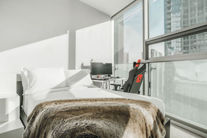 CN Tower Million View 3bdr, 2bath, Parking, for 8