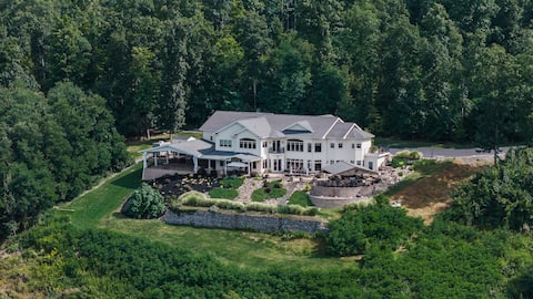 The Villa: hot tub, sauna, game room, theatre