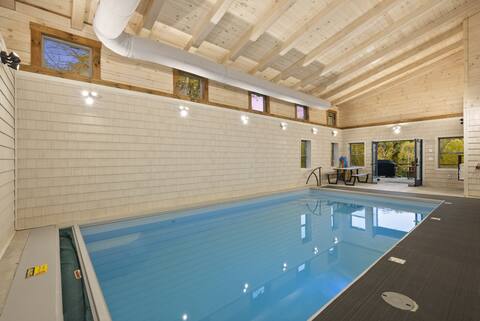 Hocking Hills: Pool! Game Room! Trails! Sleeps 20!