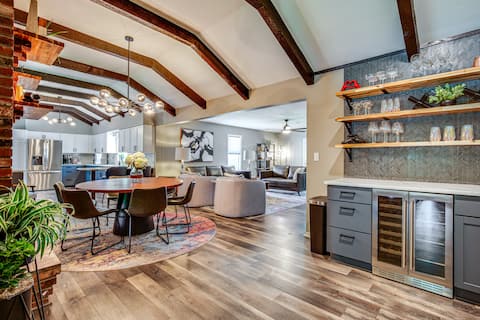 Chic Family-Friendly Home in Riverside: 7 Mi to KC