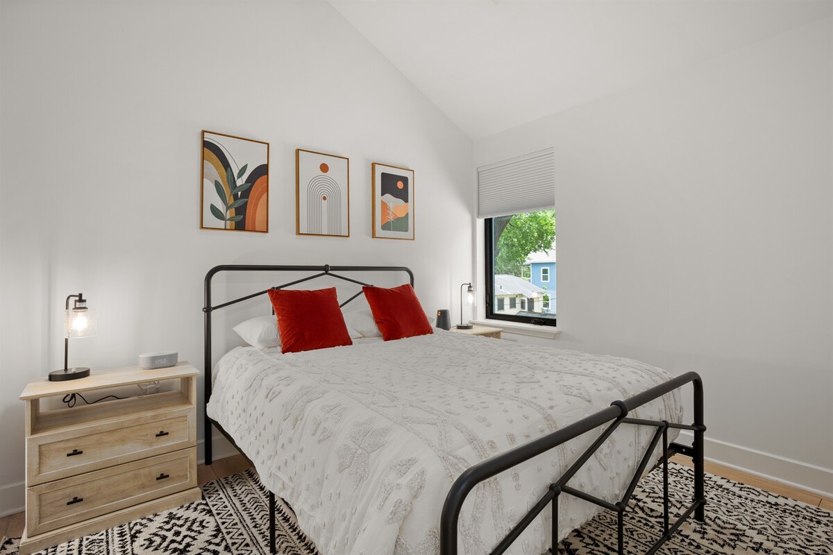 Modern East Austin Gem - Heated Pool - Restaurants