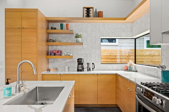 New Eastside ATX Home w/ Heated POOL