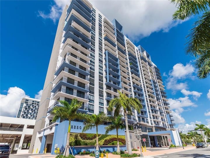 Sleek Doral Gem: Spacious Retreat - Doral, FL