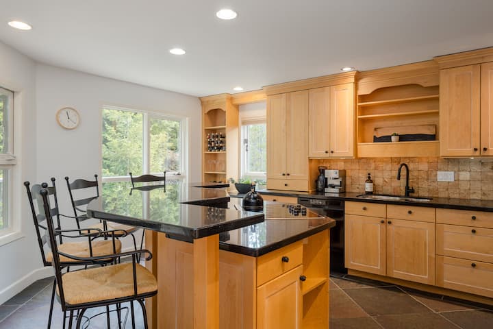 4br | Mtn Views | Fireplace | Large Family Home - Whistler