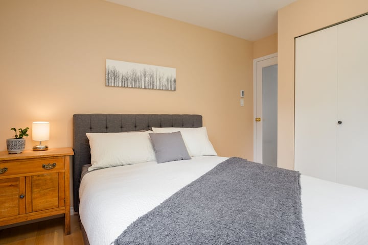 Este dormitorio de invitados cuenta con una cómoda cama tamaño queen y un diseño relajante.