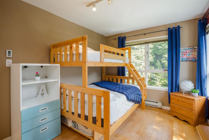 *Próximamente, fotos nuevas*: esta habitación ahora cuenta con una cama doble con una cama nido individual.