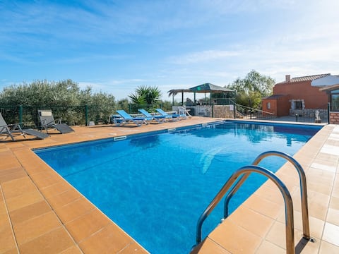 Large outdoor area, private pool and barbecue