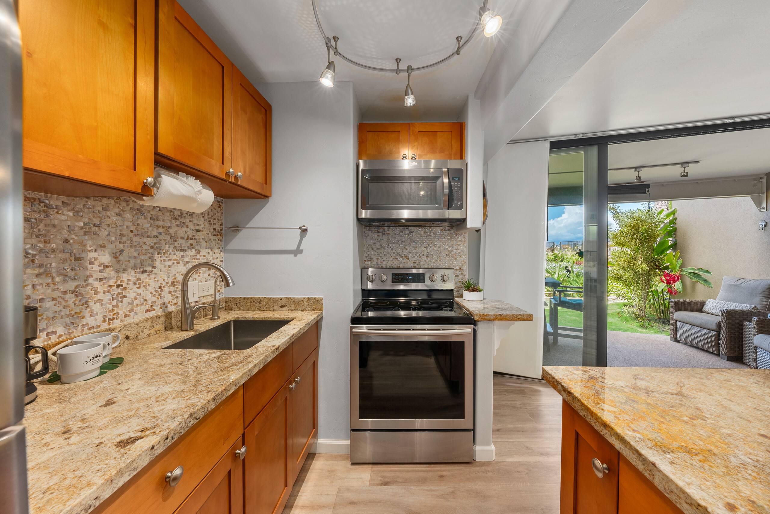 Condo in Lahaina · ★4.63 · 1 bedroom · 2 beds · 1 shared bath - Image 11