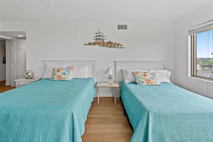 سرير مزدوج وسرير مزدوج في غرفة النوم الثالثة