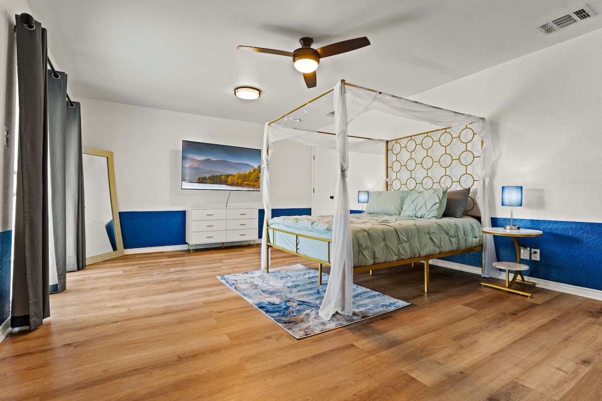 Dormitorio principal con cama tamaño queen, porche con baño privado y televisor Samsung 4K de 65 pulgadas