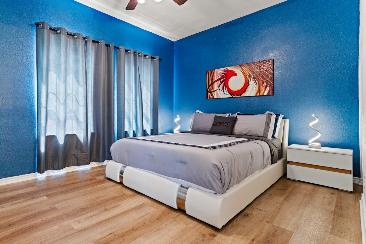 Dormitorio en el primer piso con cama tamaño queen y TV Samsung 4K de 65 pulgadas