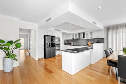 10 Majestic Maylands 4BR_Walk to River!