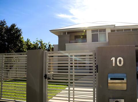 10 Majestic Maylands 4BR_Walk to River!