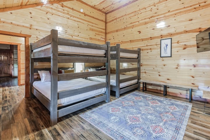 4号卧室设有2张标准双人床/标准双人双层床和1间套内卫生间。